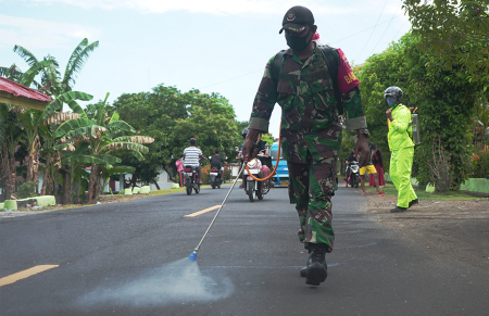 SEMPROT CAIRAN DISINFEKTAN di JALAN DOWORA