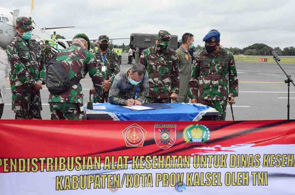 PENANDATANGANAN BERITA ACARA PENYERAHAN APD