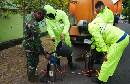TUANGKAN CAIRAN DISINFEKTAN