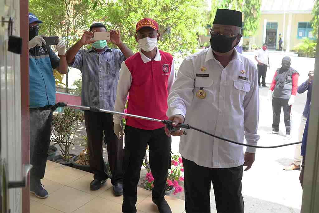 WALIKOTA LAKUKAN PENYEMPROTAN DISINFEKTAN