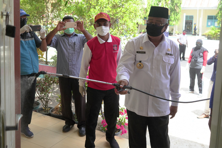 WALIKOTA LAKUKAN PENYEMPROTAN DISINFEKTAN