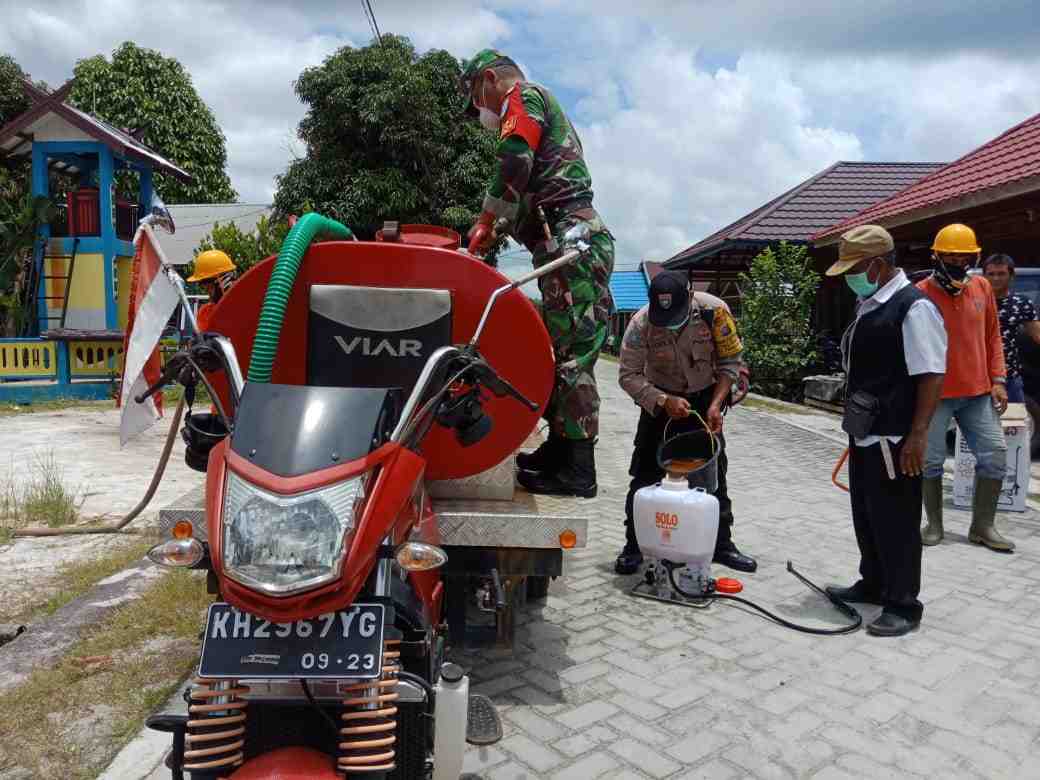 MENUANGKAN CAIRAN DISINFEKTAN