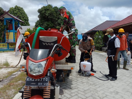 MENUANGKAN CAIRAN DISINFEKTAN