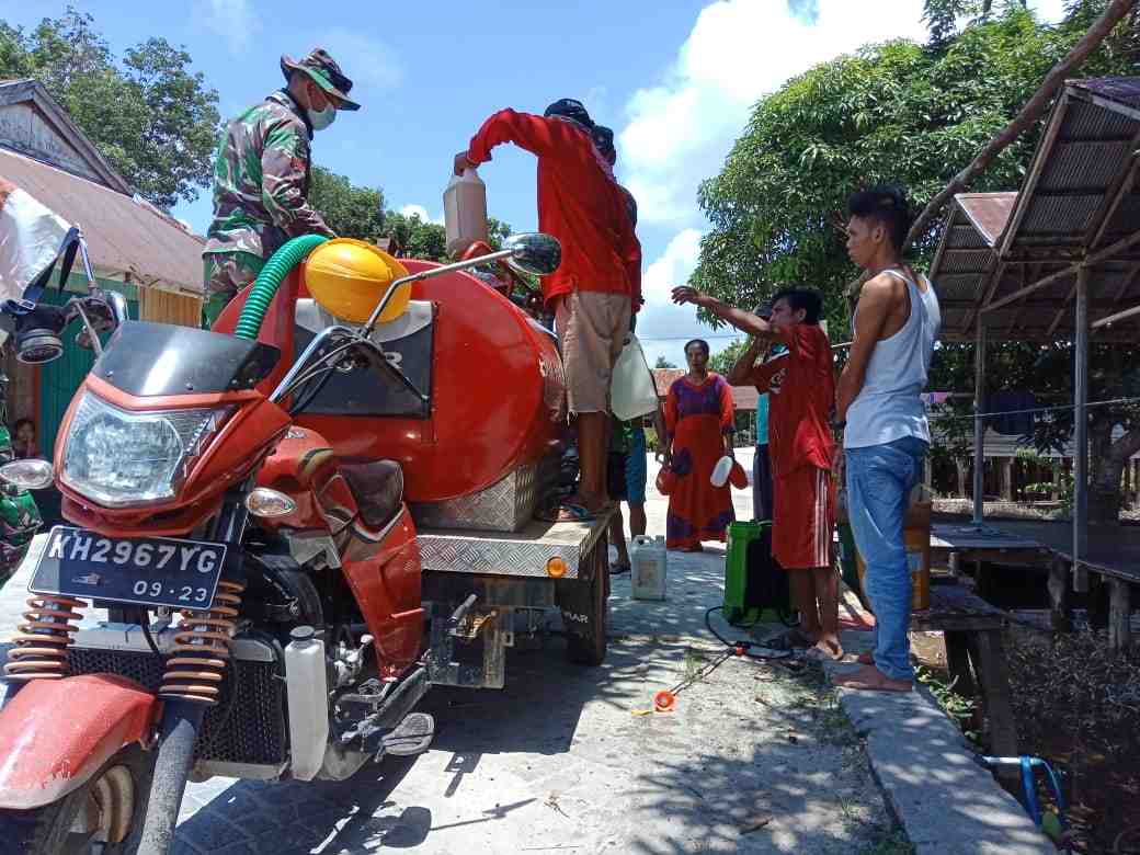BAGIKAN CAIRAN DISINFEKTAN KEPADA WARGA
