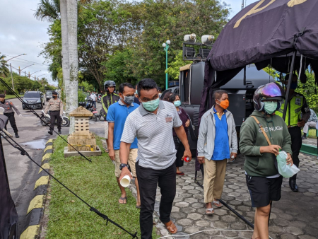 JAGA JARAK SAAT ANTRI
