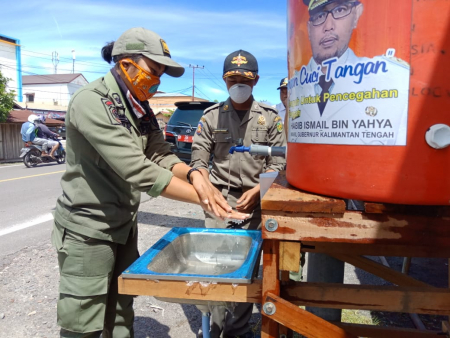 CUCI TANGAN DI PINGGIR JALAN