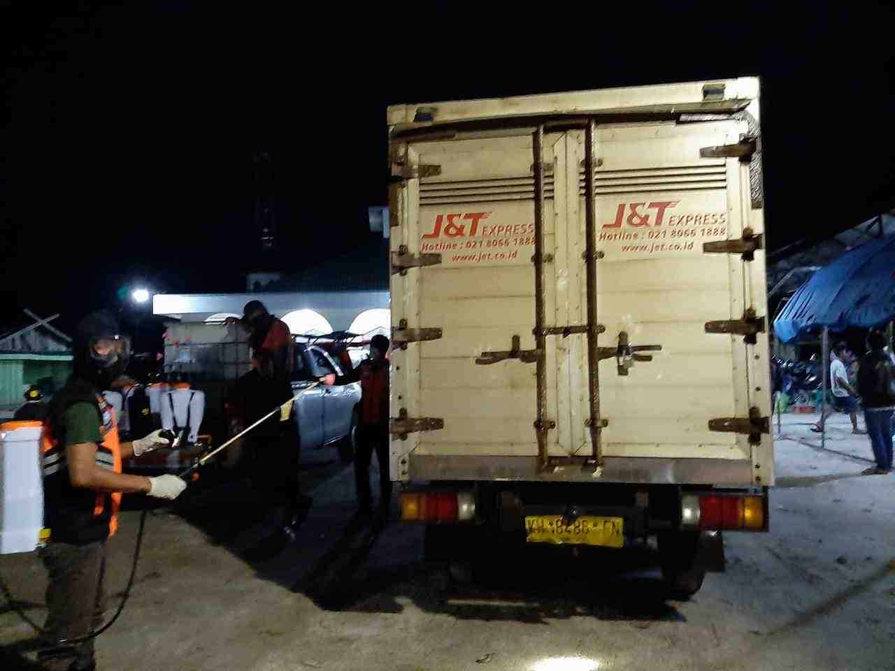 SEMPROT MOBIL DENGAN DISINFEKTAN 