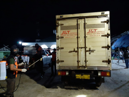 SEMPROT MOBIL DENGAN DISINFEKTAN 