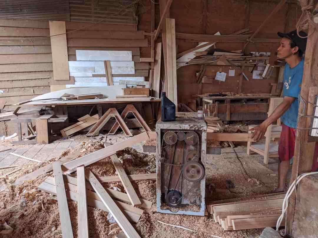 BELAH KAYU DENGAN MESIN