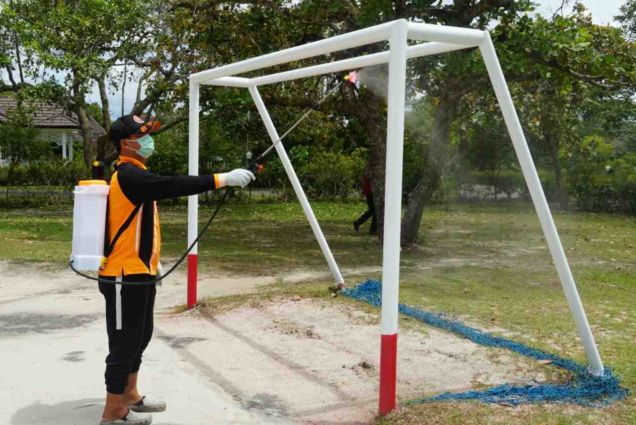 SEMPROT CAIRAN DISINFEKTAN DI FASILITAS OLAHRAGA