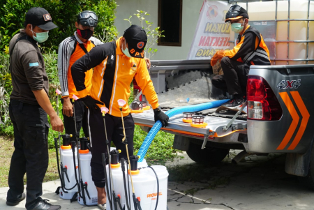 MENUANGKAN CAIRAN DISINFEKTAN