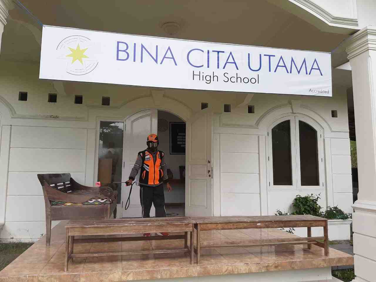 MENSTERILKAN SEKOLAH