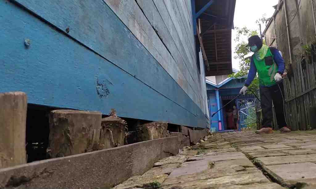 PENYEMPROTAN DISINFEKTAN MANDIRI