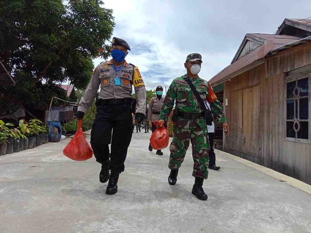 BERJALAN KAKI BAWA BUNGKUSAN SEMBAKO
