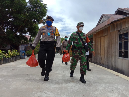 BERJALAN KAKI BAWA BUNGKUSAN SEMBAKO