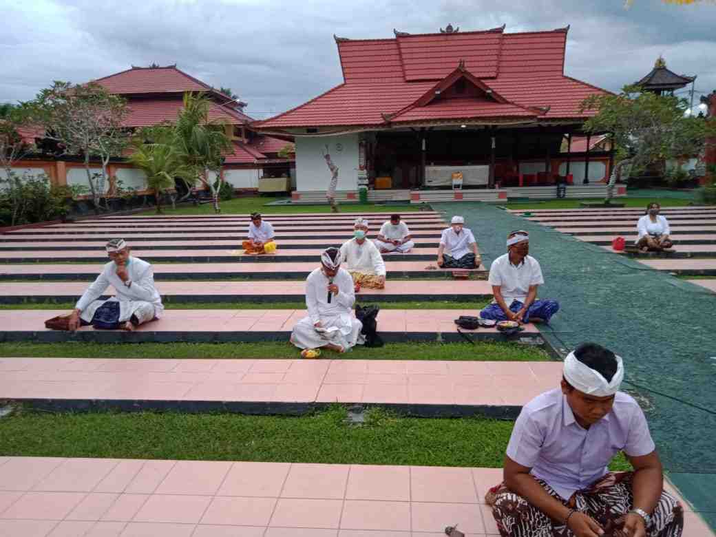  MENJAGA JARAK INTERAKSI SOSIAL