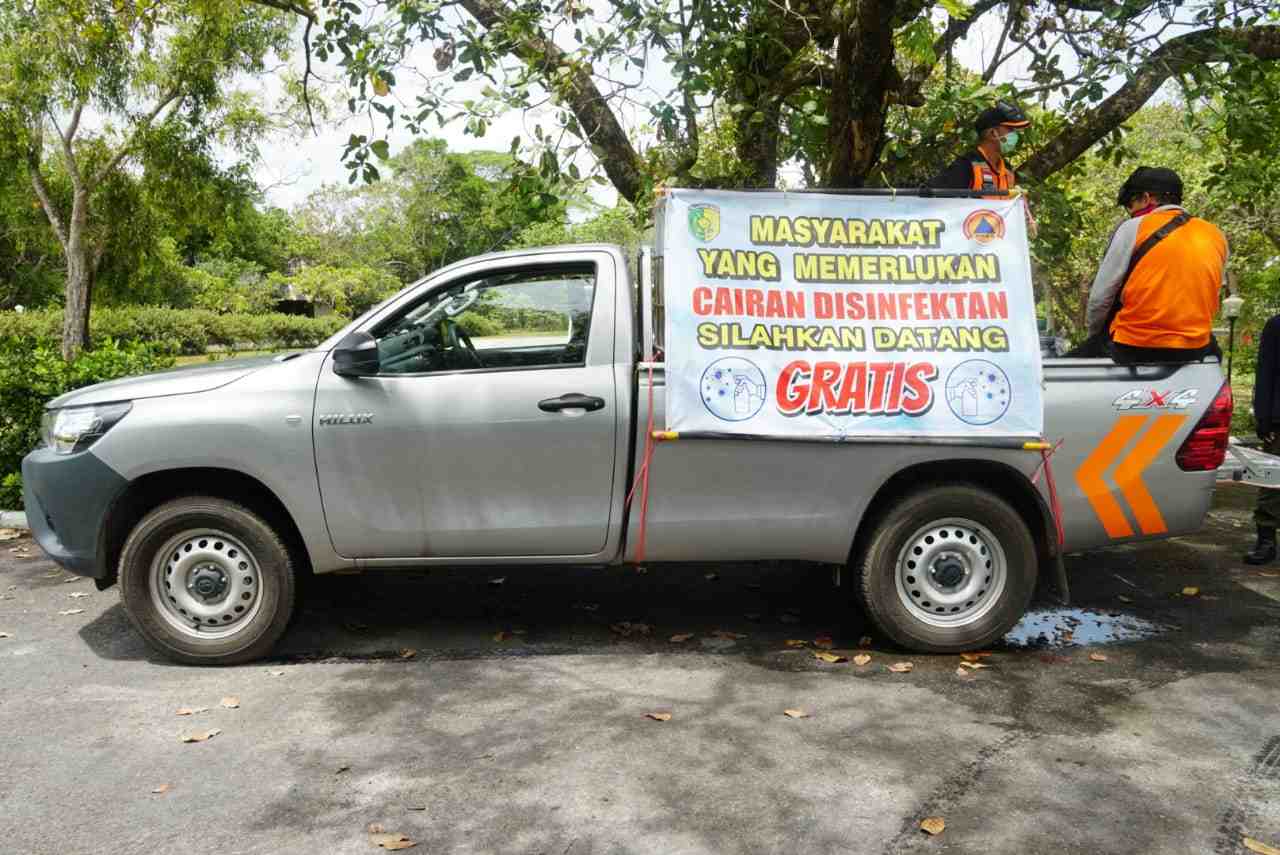 MENYEDIAKAN DISINFEKTAN GRATIS
