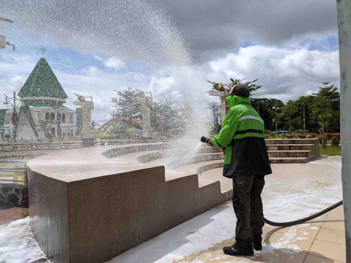 SEMPROT DISINFEKTAN di TAMAN