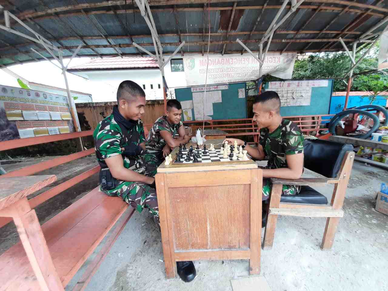 BERMAIN CATUR