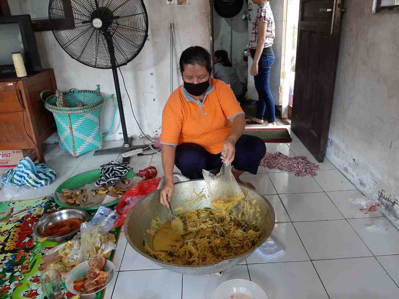 MEMBUNGKUS SAYUR