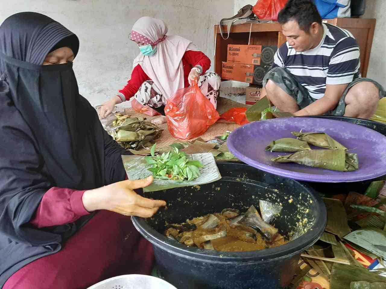 MEMBUAT PEPES IKAN