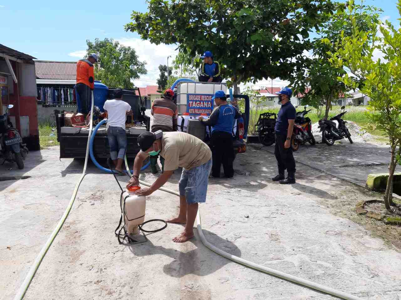 PERSIAPAN PENYEMPROTAN CAIRAN DISINFEKTAN
