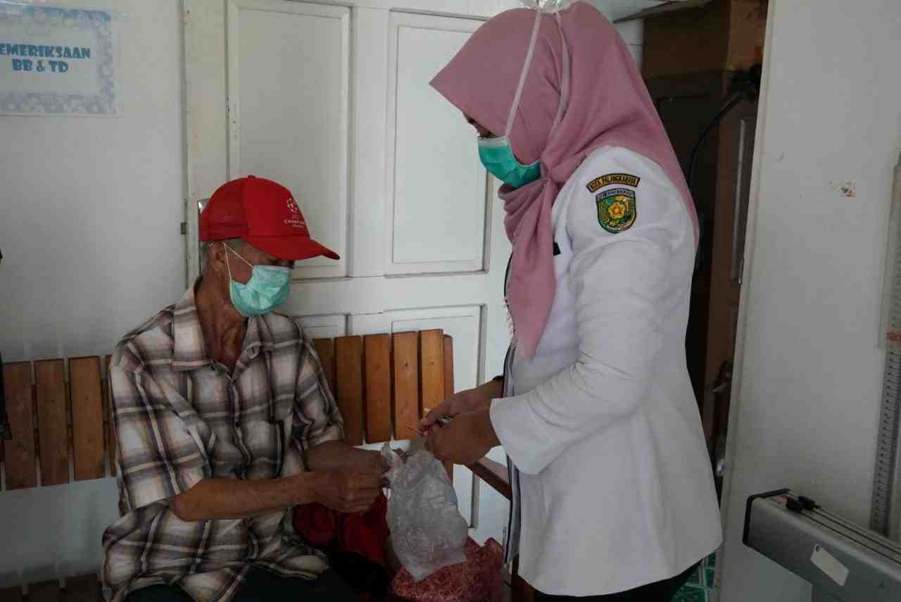 MEMBERIKAN VITAMIN