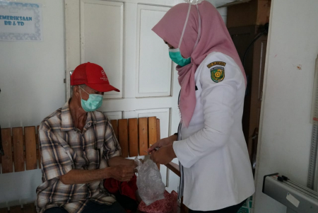 MEMBERIKAN VITAMIN