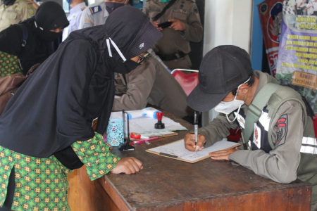 MENCATAT DATA PENDATANG