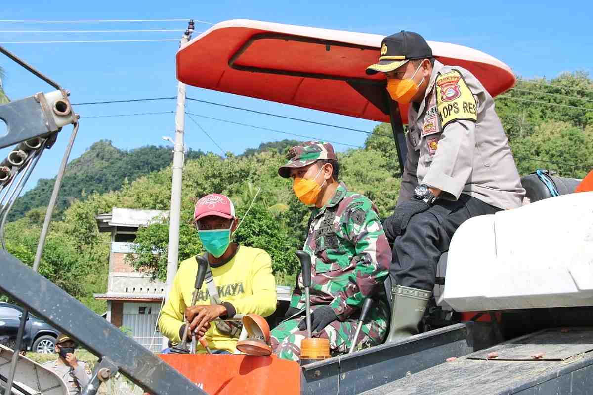 BELAJAR  GUNAKAN MESIN PANEN PADI