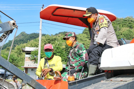 BELAJAR  GUNAKAN MESIN PANEN PADI