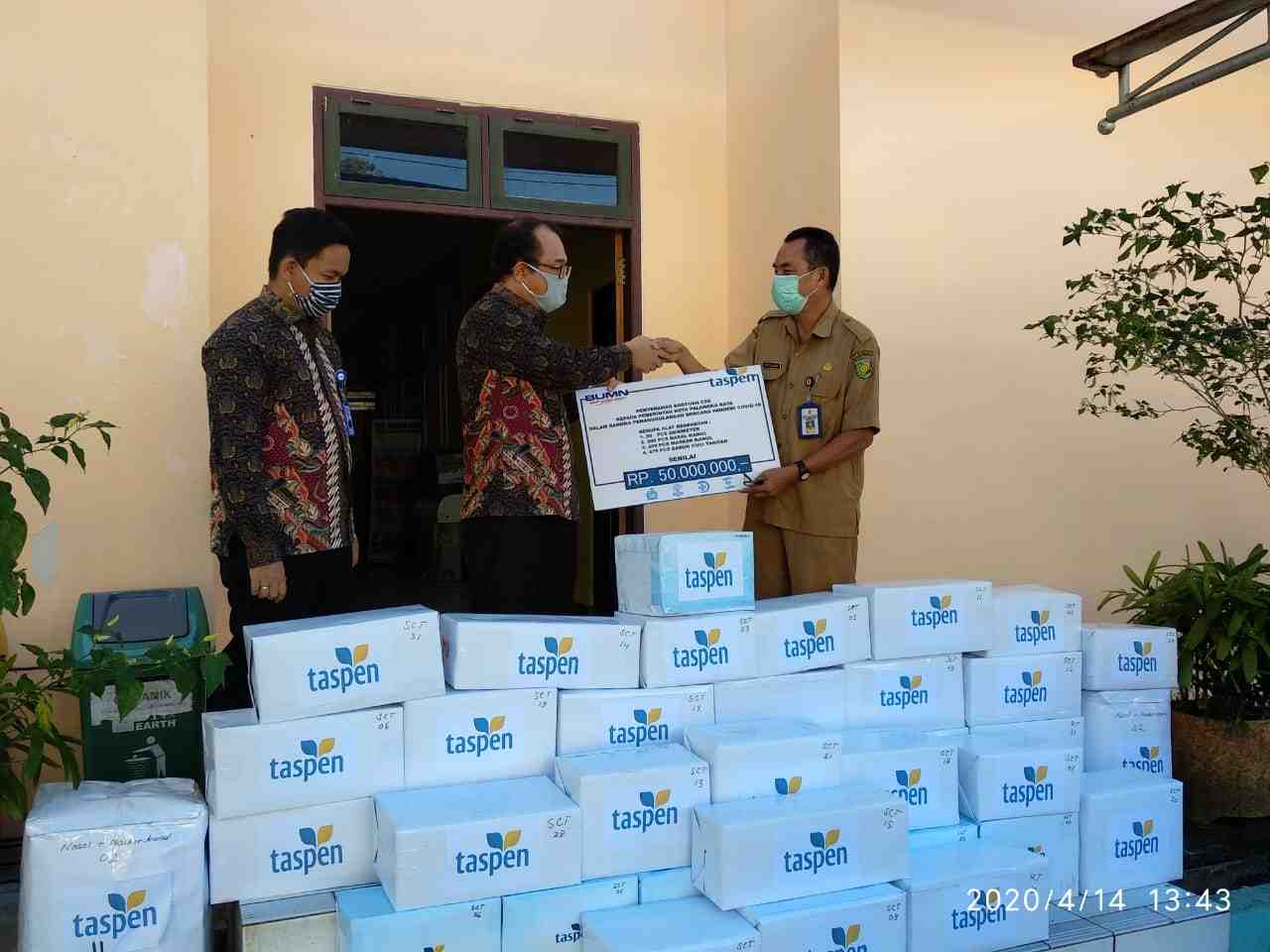 TASPEN MENYERAHKAN BANTUAN PERALATAN KESEHATAN
