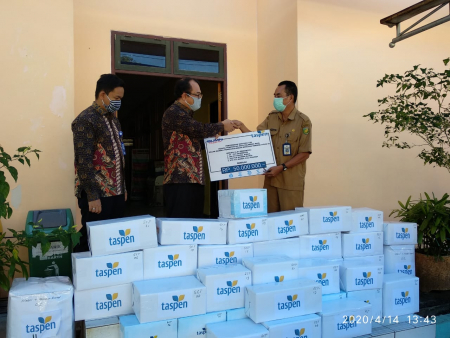 TASPEN MENYERAHKAN BANTUAN PERALATAN KESEHATAN