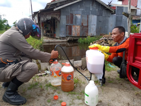 TUANG CAIRAN DISINFEKTAN UNTUK WARGA