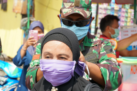 MEMBANTU MEMASANG MASKER