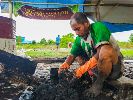 MEMBUAT PUPUK ORGANIK BRIKET GAMBUT