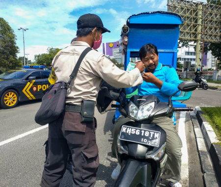 MEMBERIKAN MASKER