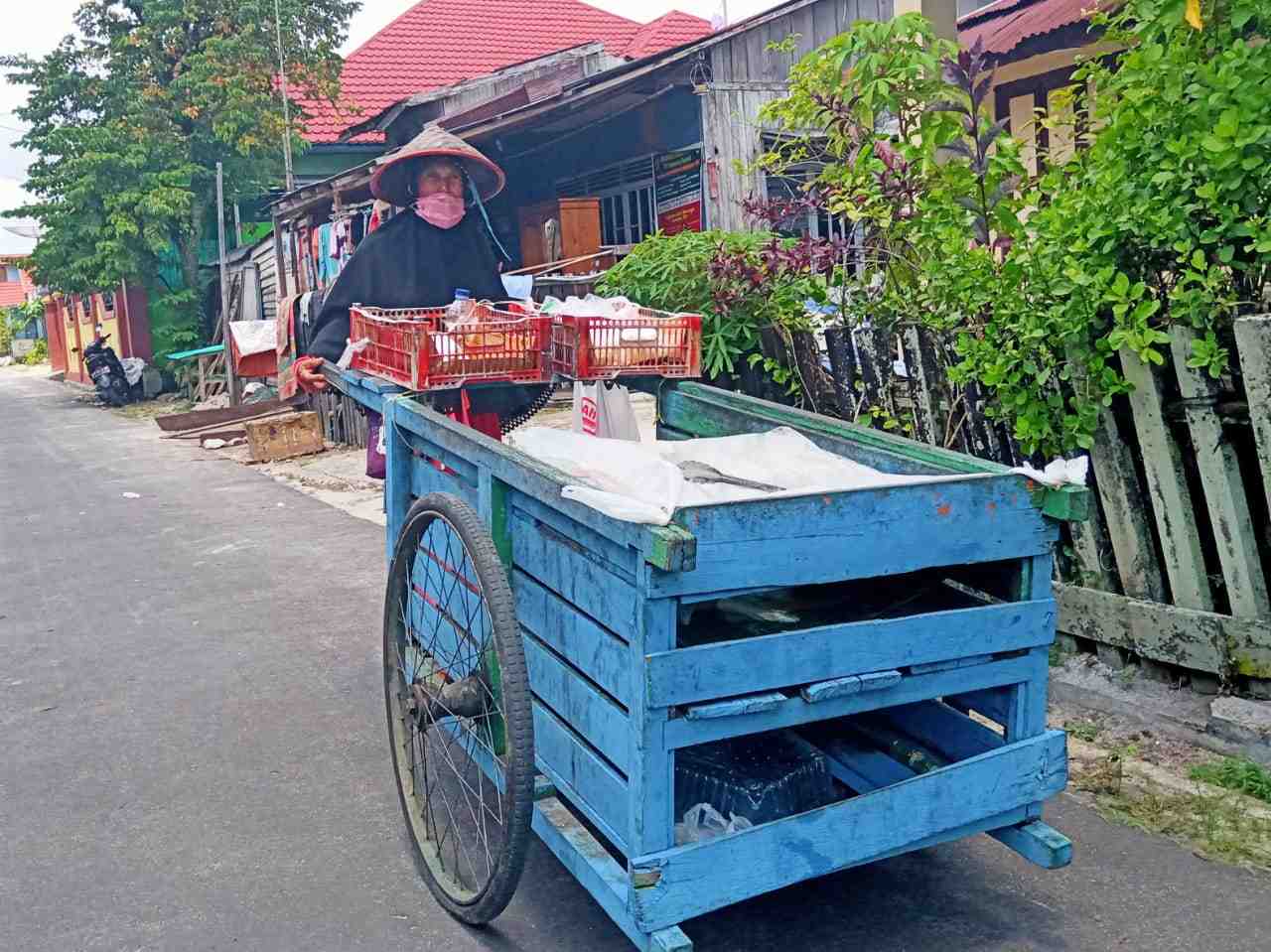 PENJUAL KUE TRADISIONAL PAKAI  MASKER