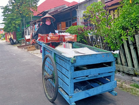 PENJUAL KUE TRADISIONAL PAKAI  MASKER