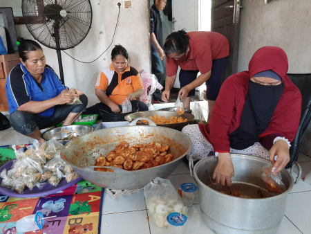 MENYIAPKAN MAKANAN