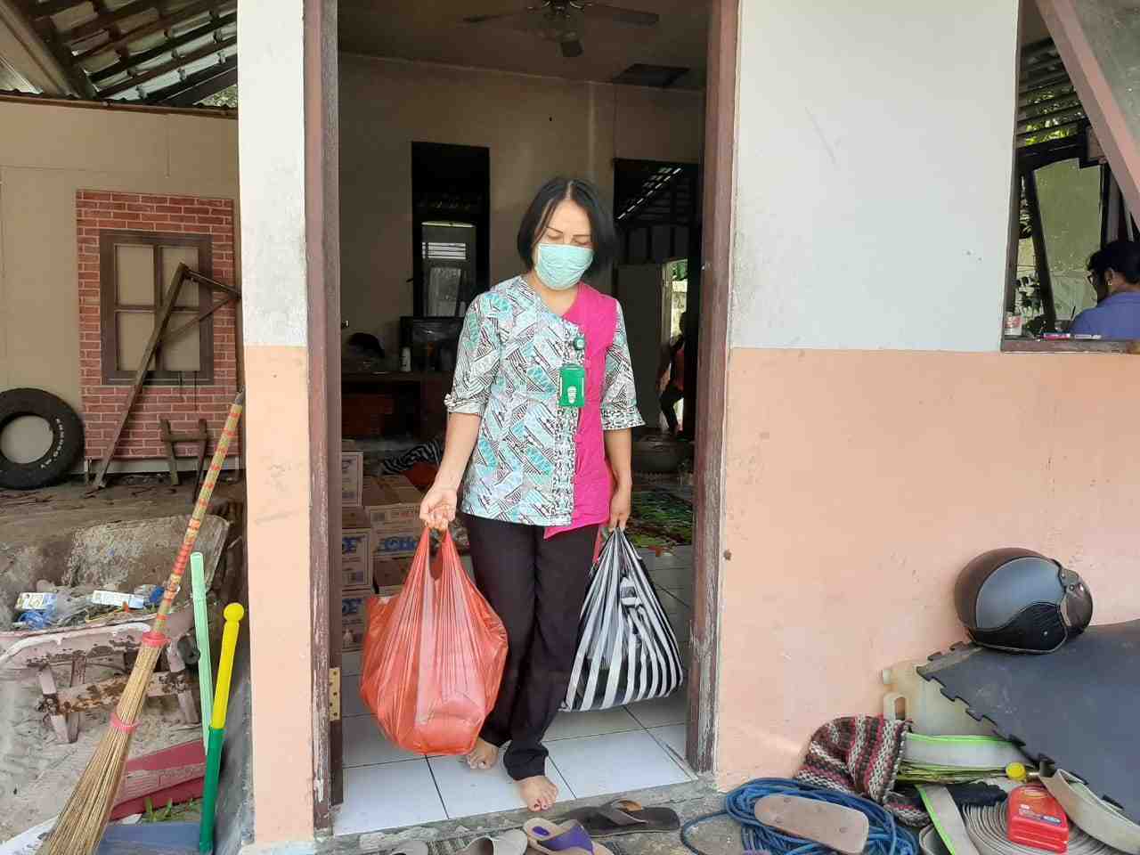 MENGANGKAT MAKANAN