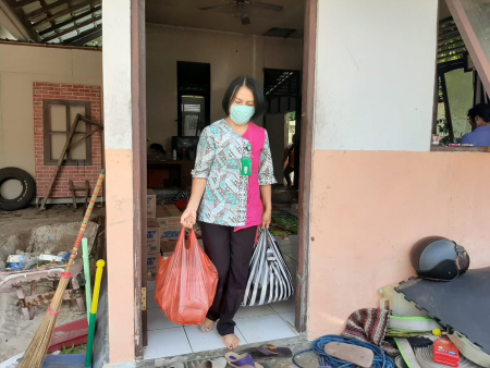 MENGANGKAT MAKANAN
