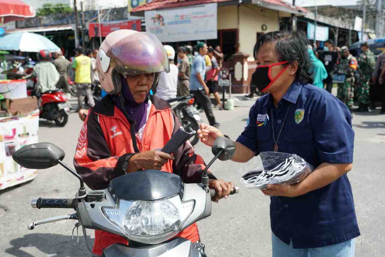 MEMBAGIKAN MASKER