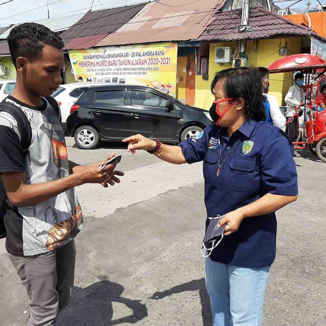 MENGIMBAU MENGGUNAKvAN MASKER