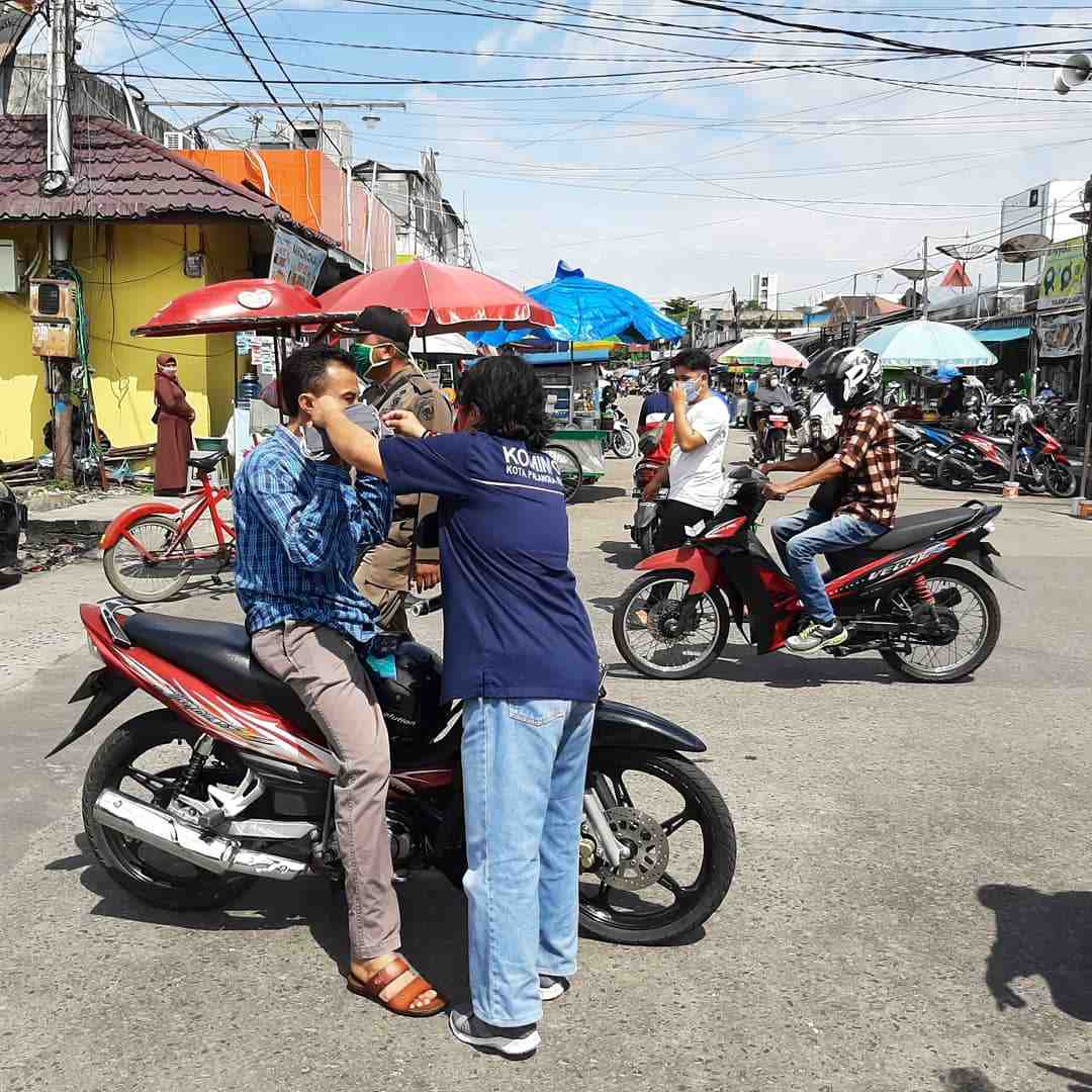 MEMASANGKAN MASKER
