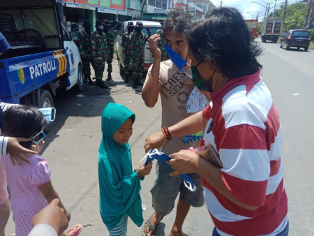 MEMBERIKAN MASKER UNTUK ANAK-ANAK
