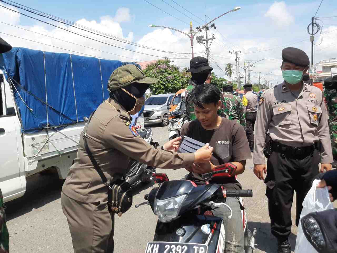MENGEDUKASI PENGGUNAAN MASKER