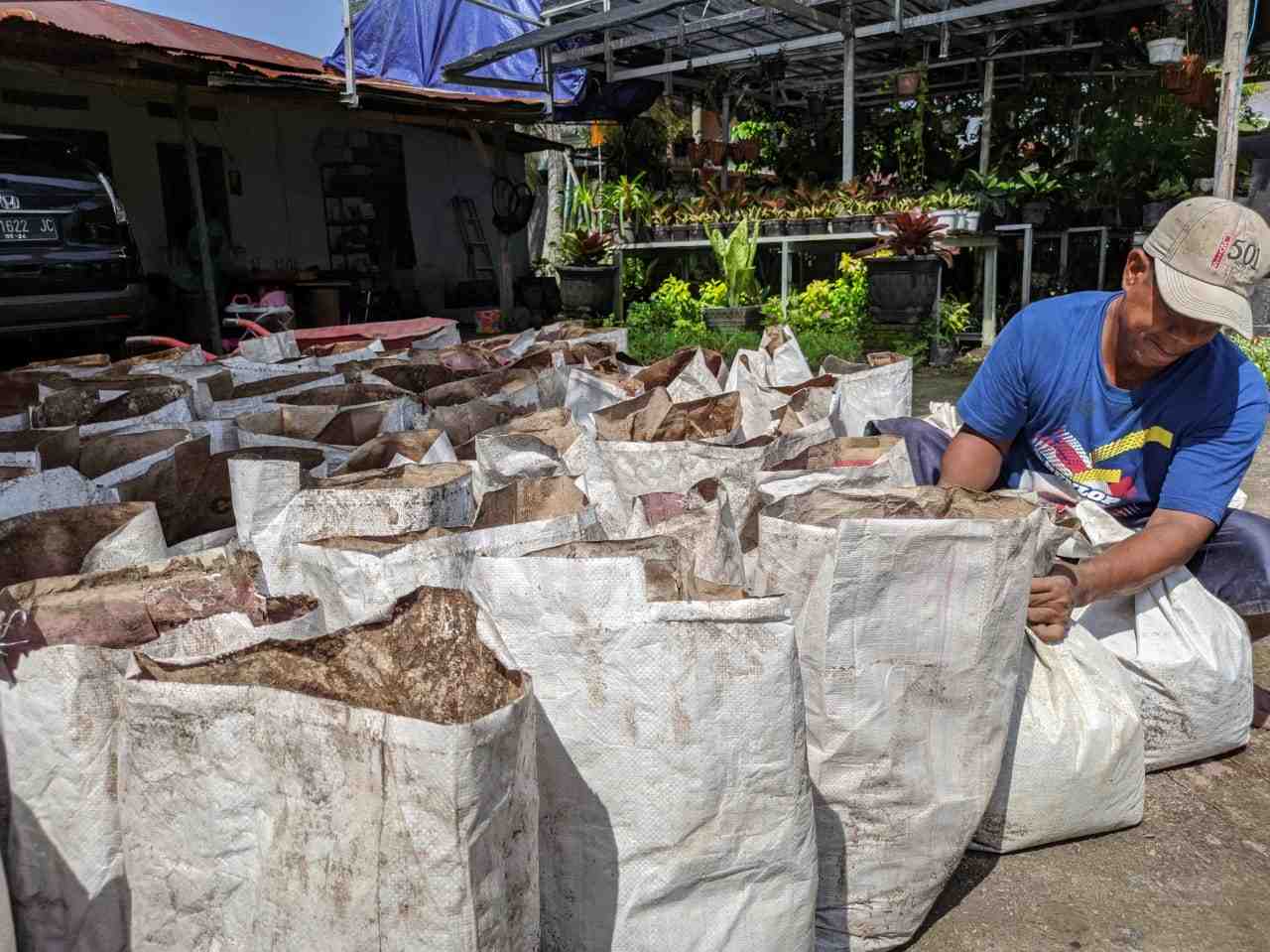 BUNGKUS TANAH HUMUS