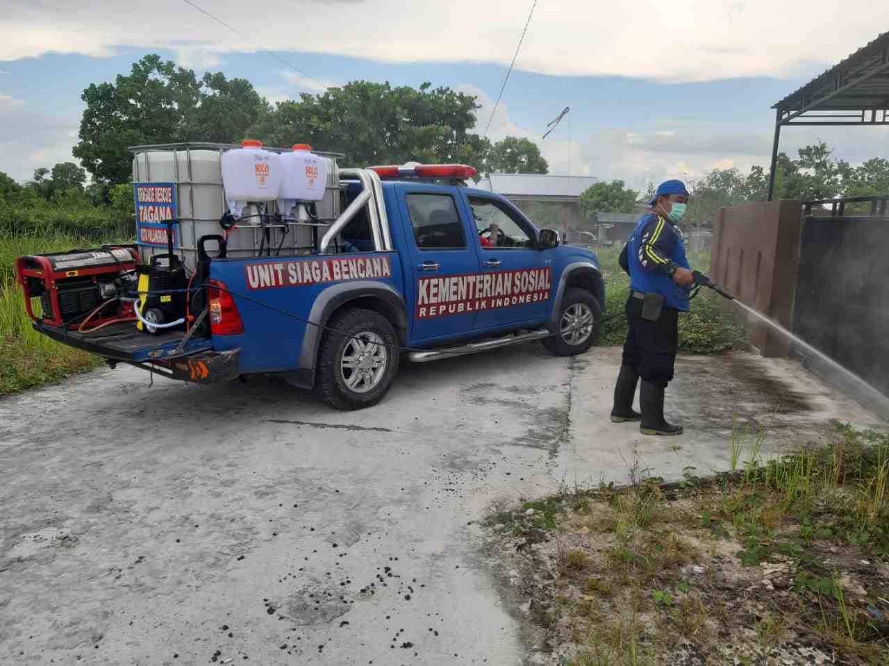 SEMPROT CAIRAN DISINFEKTAN