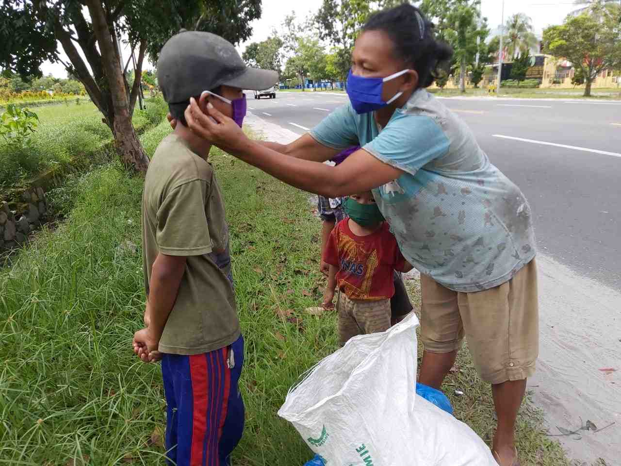 BANTU PASANG MASKER